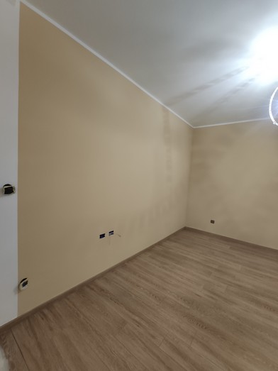 Camera da letto completata con toni caldi e pavimento naturale