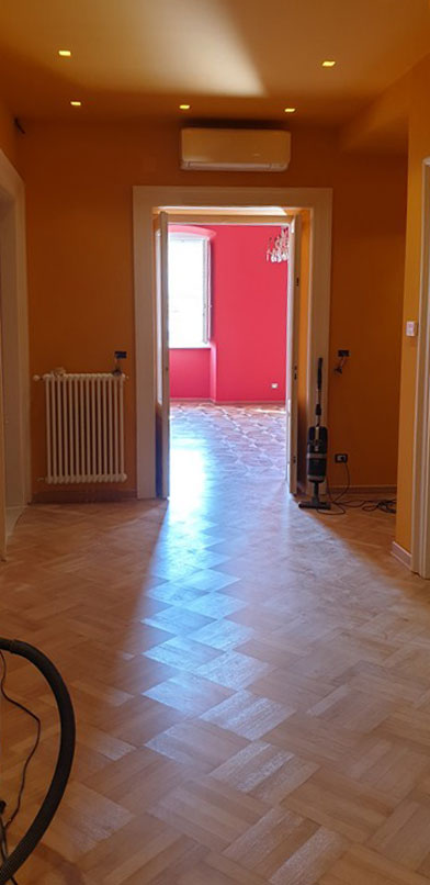 Appartamento ristrutturato con tinteggiatura a contrasto giallo e rosso